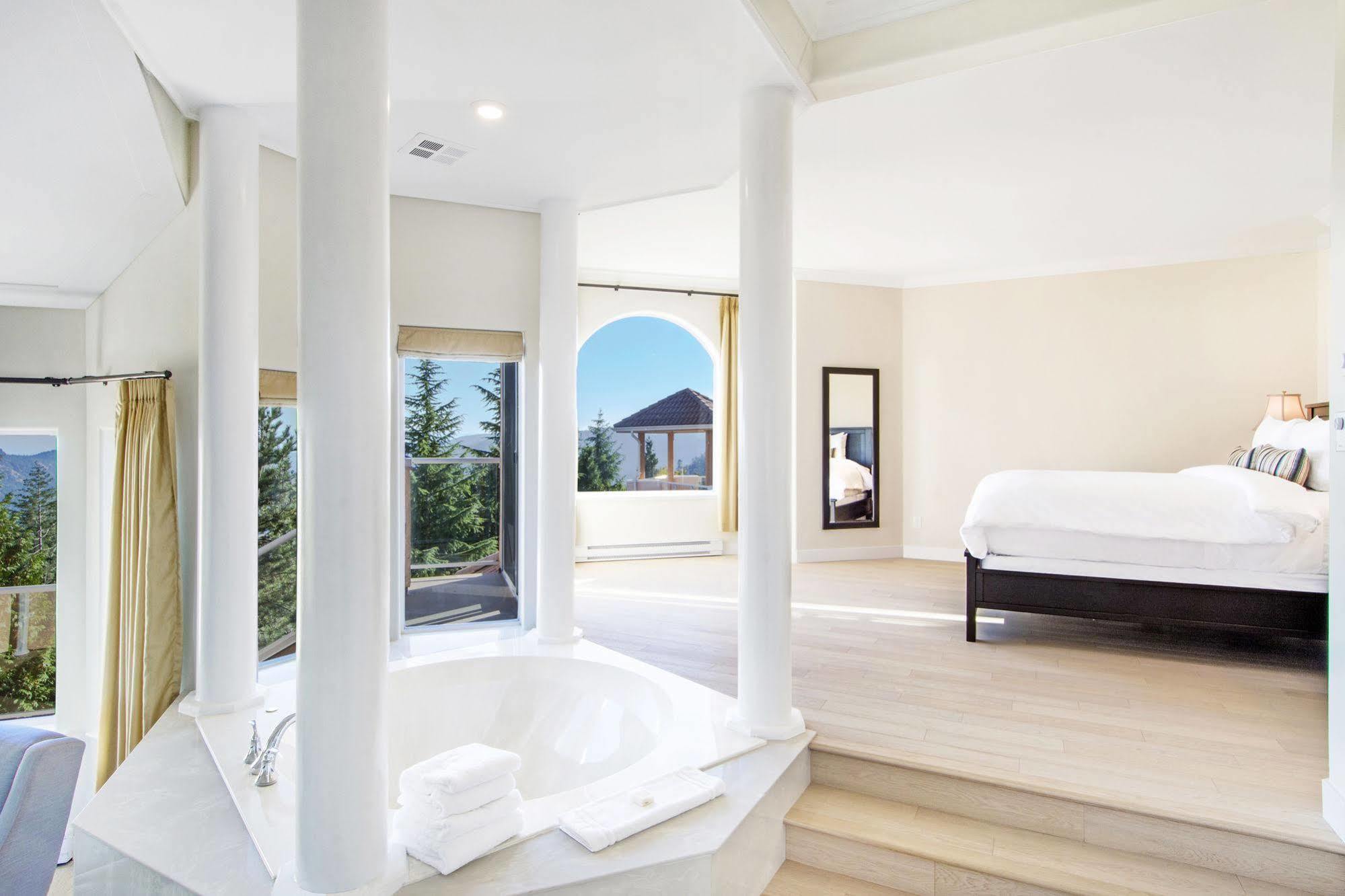 Villa Eyrie Resort Malahat Exterior photo