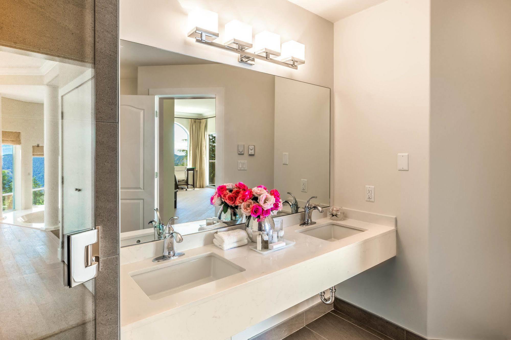 Villa Eyrie Resort Malahat Exterior photo
