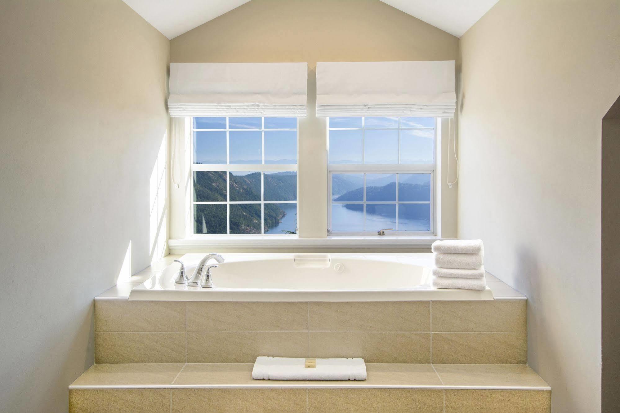 Villa Eyrie Resort Malahat Exterior photo